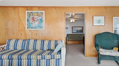 Posezení v ubytování Bay Front 2Nd Floor Duplex Boasts Amazing Bay Views From Both Porch And Deck Located In Ship Bottom 14016