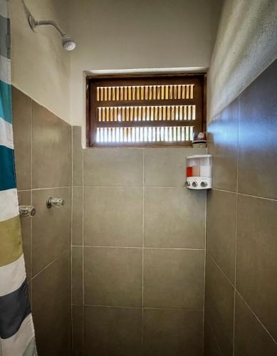 a bathroom with a shower and a window at Cabañas Uma 1 in San Agustinillo