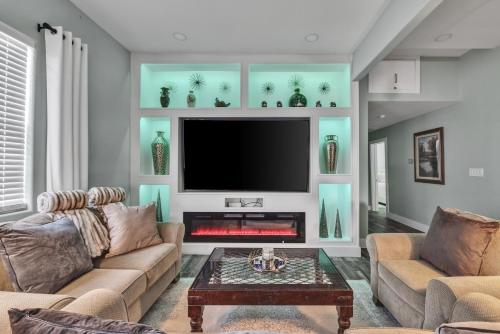 TV a/nebo společenská místnost v ubytování Coral House-nearby attractions