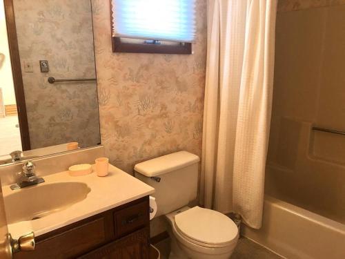 Phòng tắm tại Bay Block Wifi Deck Outdoor Shower Beach Badges Bay Views Bay Side Raised Ranch With Bay Views In Peahala Park 14019