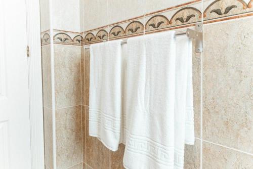a bathroom with white curtains in a shower at Rincón del Guadiana in Ayamonte