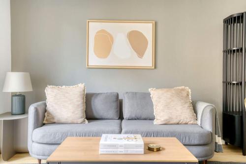 een woonkamer met een bank en een tafel bij KAYA Zurich Apartment PARAIBA- Downtown Deluxe 2BR Apt in Zürich