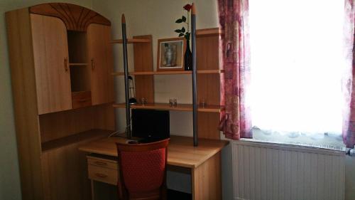 a home office with a desk and a window at Hotel Al Cavallino in Arnstorf