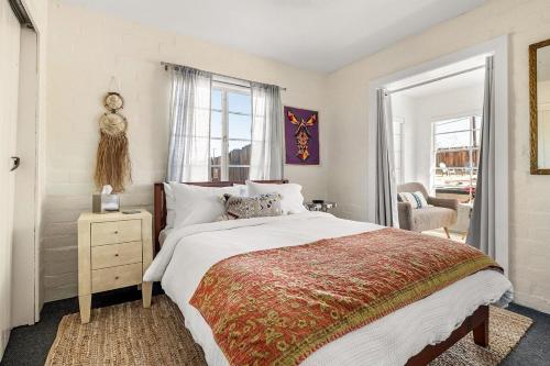 a bedroom with a large bed and a window at Casa Homestead Hemel in Twentynine Palms