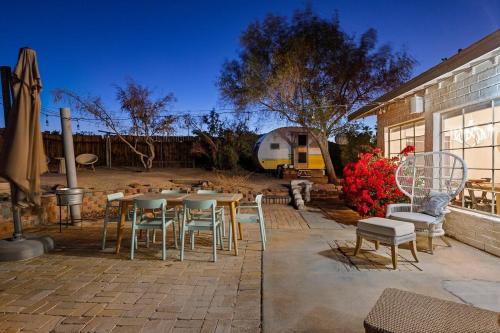 a patio with tables and chairs and a building at Casa Homestead Hemel in Twentynine Palms