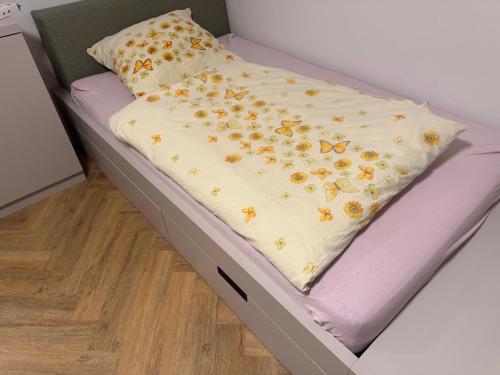 ベルリンにあるSkyline Apartment Adlershof - Premium Design and Full Kitchenの花の枕付きベッド