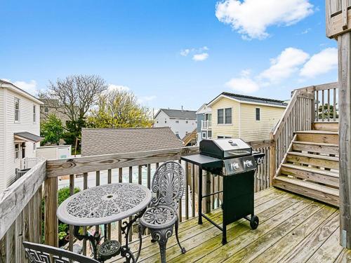Balkoni atau teres di Pet Friendly, Bayside, Ship Bottom, Beach Badges, Wifi, High Speed Internet, Deck, Central Air, Washer Dryer,newly Renovated Bayside Beauty! Lovely,