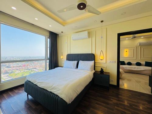 Ένα ή περισσότερα κρεβάτια σε δωμάτιο στο The platinum penthouse infront of Centaurus