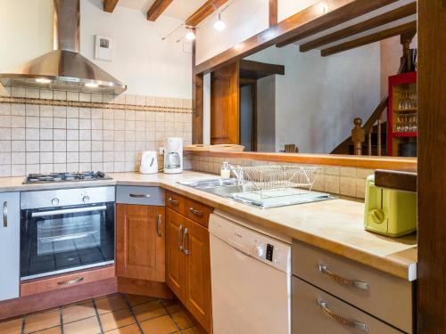 une cuisine avec un évier et une cuisinière dans l'établissement Maison de Charme au Calme avec Jardin, Idéale Famille, Proche Nantes! - FR-1-306-1008, à Moisdon-la-Rivière
