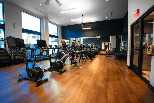 Pusat kecergasan dan/atau kemudahan kecergasan di Heart of North Hollywood 2 bed Apt FREE parking, hot tub, pool, gym