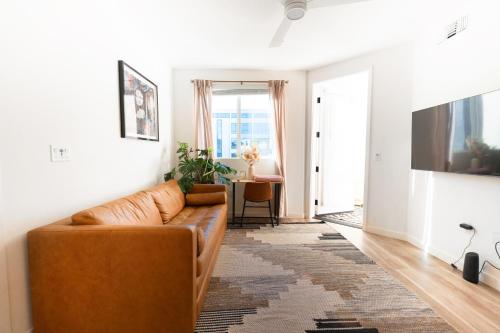 Televisyen dan/atau pusat hiburan di Heart of North Hollywood 2 bed Apt FREE parking, hot tub, pool, gym