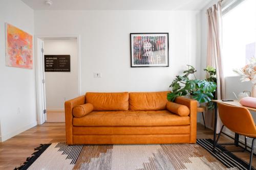 Ruang duduk di Heart of North Hollywood 2 bed Apt FREE parking, hot tub, pool, gym