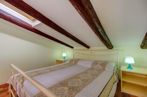 Un pat sau paturi într-o cameră la Apartments Suzana