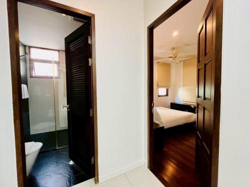 Ένα μπάνιο στο Amatapura Beachfront Villa 12, SHA Certified