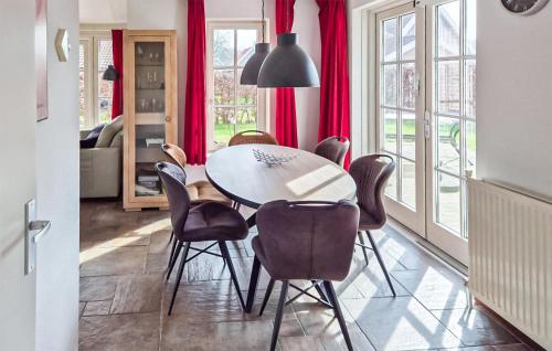 a dining room with a table and chairs at Buitengoed Het Lageveld - 135 in Hoge-Hexel
