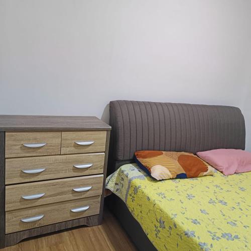 ein Schlafzimmer mit einem Bett und einer Kommode mit einem Nachttisch in der Unterkunft Rania Homestay Sensory in Kajang