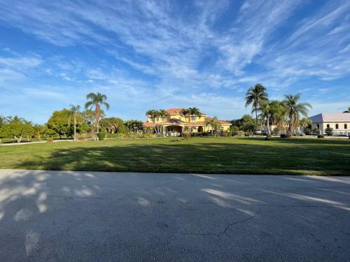 een groot huis met palmbomen in een park bij Wellington Hideaway Villa in Wellington