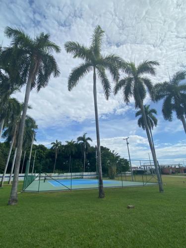 a park with palm trees and a tennis court at Apartamento Campestre con Confort y Exclusividad in Flandes