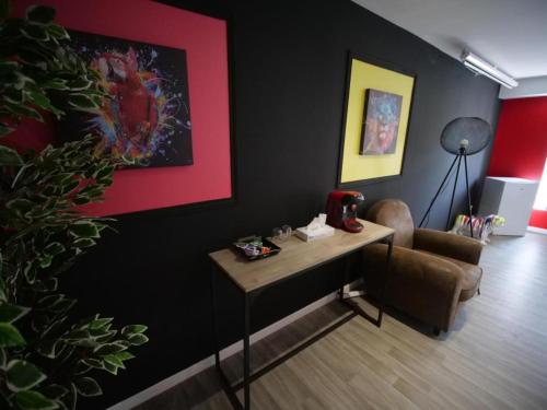 Un lugar para sentarse en Suite Design #6#- Jacuzzi et Netflix-self check-in