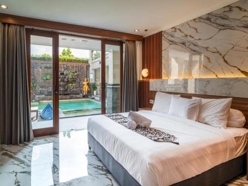 Postel nebo postele na pokoji v ubytování Ayers Hotel&Resto