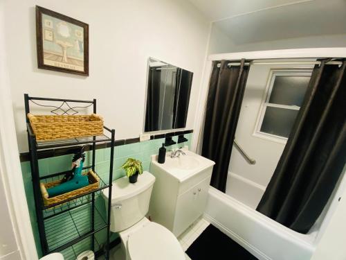 Koupelna v ubytování Charming Stay - Perfect for Groups, FREE Parking, 3 Beds