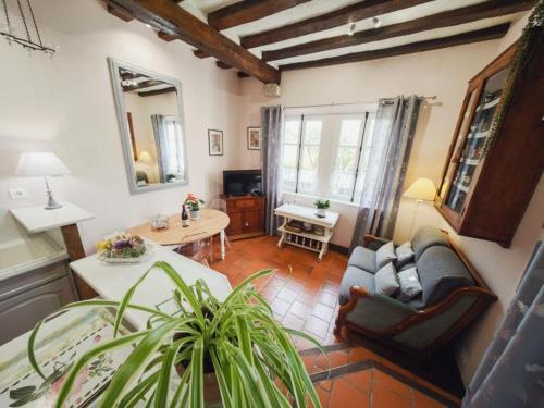 un salon avec un canapé et une table dans l'établissement Évasion Romantique: Charmant Gîte 2 Pers., Parc Boisé, Activités & Confort Tout Inclus - FR-1-381-455, à Souvigny-de-Touraine
