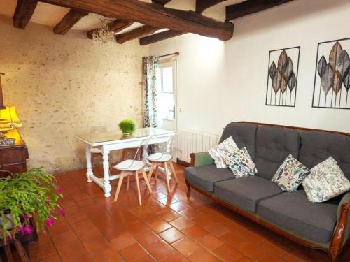 un salon avec un canapé et une table dans l'établissement Gîte confortable avec parc boisé, activités familiales et équipements modernes près de la Loire - FR-1-381-470, à Souvigny-de-Touraine