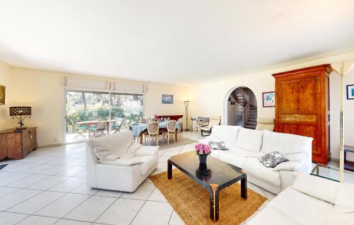 un salon avec des meubles blancs et une table dans l'établissement Cozy Home In Arcachon With Wifi, à Arcachon