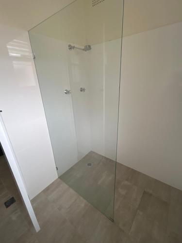 a shower with a glass door in a bathroom at Mitchell Inn Geurie in Geurie