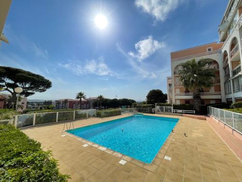 Appartement T2 cabine avec terrasse et parking sécurisé à Sète - FR-1-338-402