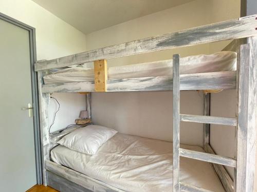 une chambre avec des lits superposés dans une pièce avec un miroir dans l'établissement Appartement T2 cabine avec terrasse et parking sécurisé à Sète - FR-1-338-402, à Sète