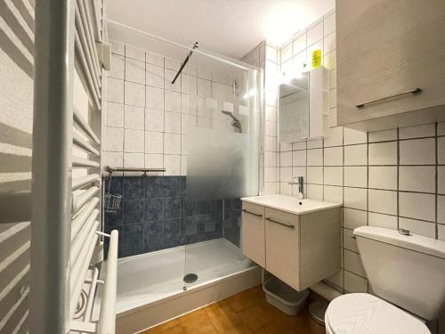 une salle de bain avec une baignoire, des toilettes et un lavabo dans l'établissement Appartement T2 cabine avec terrasse et parking sécurisé à Sète - FR-1-338-402, à Sète