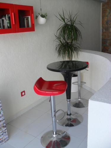a stool and a table with a potted plant at Hotel Lo Monte in Pilar de la Horadada