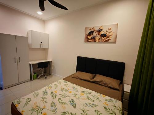Ένα ή περισσότερα κρεβάτια σε δωμάτιο στο Arrisa Guest House d'Anderson Ipoh Perak