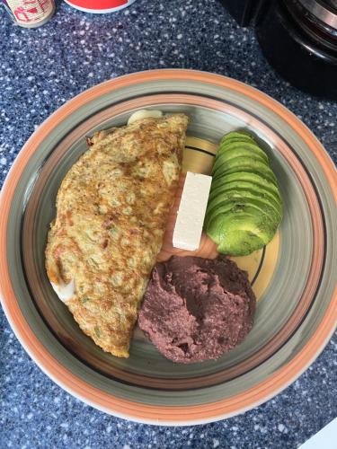 een bord met vlees en groenten erop bij Hostal Cumbres de El Salvador in San Salvador