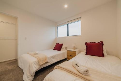 Кровать или кровати в номере Cozy 2Bedroom - Kitchen Yard Central Location