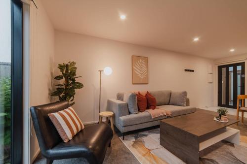 Гостиная зона в Cozy 2Bedroom - Kitchen Yard Central Location