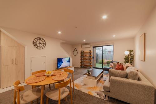 Телевизор и/или развлекательный центр в Cozy 2Bedroom - Kitchen Yard Central Location