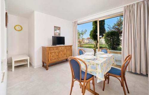 Et tv og/eller underholdning på 1 Bedroom Cozy Apartment In Savudrija