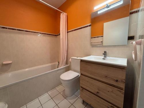 une salle de bain avec un lavabo, des toilettes et une baignoire dans l'établissement Appartement avec Terrasse Proche Plage et Parking Gratuit - FR-1-239-955, à Urrugne