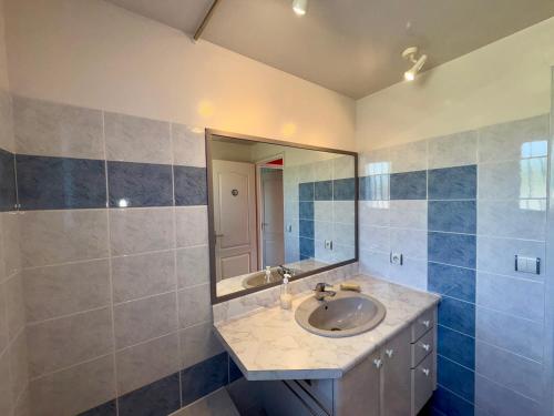 une salle de bain avec un lavabo et un miroir dans l'établissement Charmante maison 2 chambres, proche plage, commerces, avec terrasse et WiFi à Saint-Jean-de-Monts - FR-1-323-284, à Saint-Jean-de-Monts