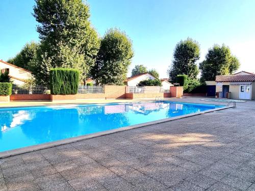 - une piscine dans une cour arborée dans l'établissement Pavillon Refait à Neuf à Argelès-sur-Mer, Climatisé avec Wi-Fi, Terrasse et Piscine, Proche Plage - FR-1-732-82, à Argelès-sur-Mer