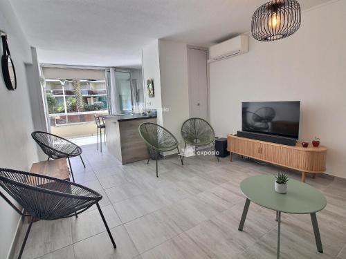 Appartement moderne climatisé en bord de mer à Canet, animaux admis, parking inclus - FR-1-732-93