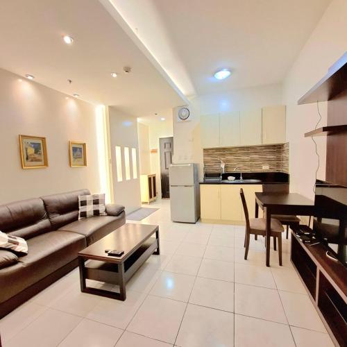Una cocina o zona de cocina en MANILA BAYVIEW RENTAL- LUXURY AND SUPERIOR 1 - 5 BEDROOM CONDOS WITH BALCONY POOL BAYVIEWS NETFLIX - Housekeeping Available-