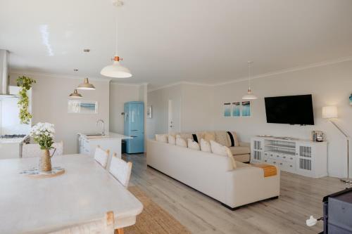 ダンズボローにあるPapillon Dunsborough Family & Pet Friendly Holiday Homeのソファとテーブルのあるリビングルーム