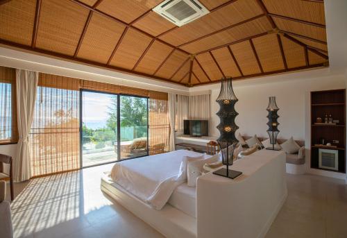 Postel nebo postele na pokoji v ubytování The Royal Sands Koh Rong