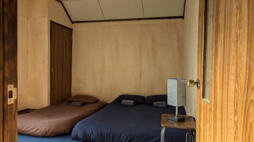 Una cama o camas en una habitación de Ainu Lodge