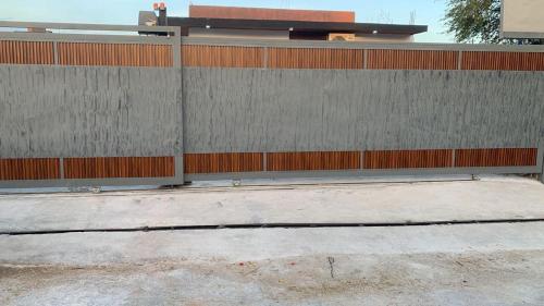 a fence with a sidewalk in front of a building at Residencial Fe y Esperanza in Pedernales