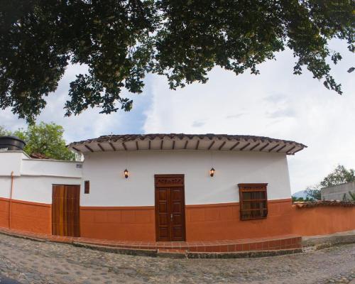 a building with a red and white wall at Encanto colonial in Sopetran