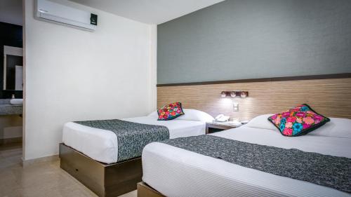 a hotel room with two beds in a room at Homesuites Rotarismo in Culiacán